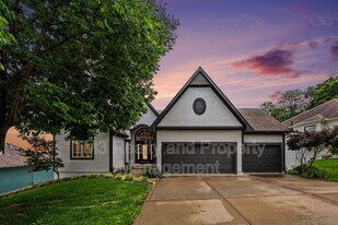 5605 NE Coral Dr in Lee's Summit, MO - Building Photo