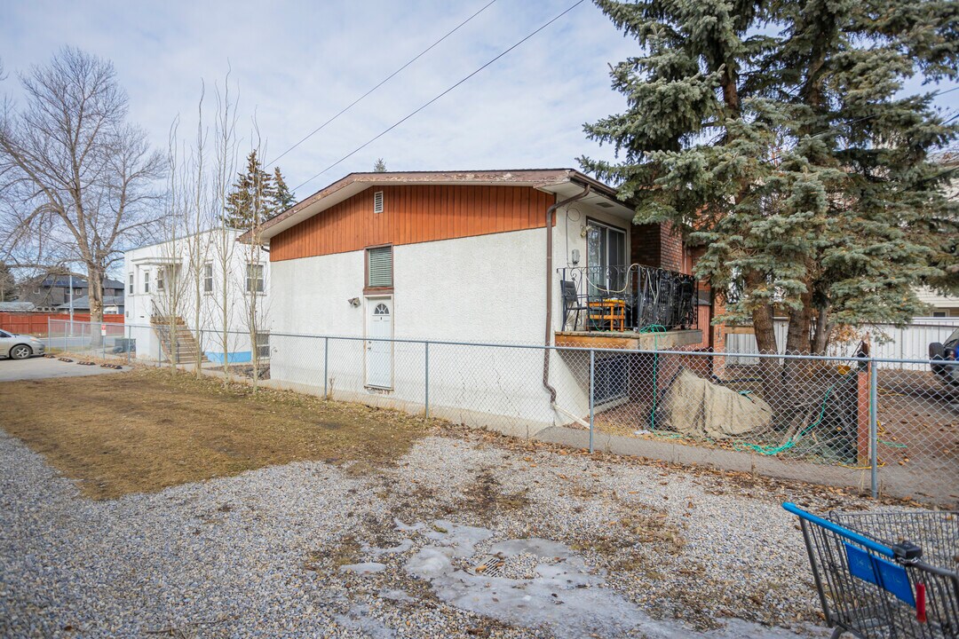 1016 Edmonton Trl NE in Calgary, AB - Building Photo