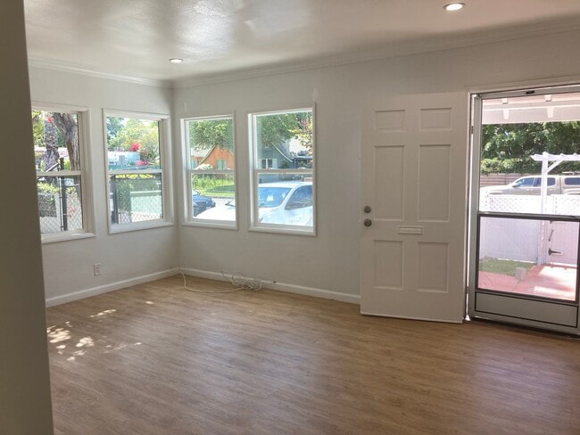 10847 Hesby St in North Hollywood, CA - Foto de edificio - Building Photo