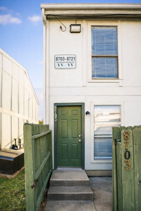 8703 Victorian Village Dr in Houston, TX - Building Photo