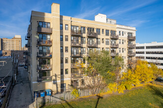 Eastwood by the Lake in Chicago, IL - Foto de edificio - Building Photo