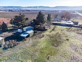 80 Mountainview Rd in Grandview, WA - Building Photo