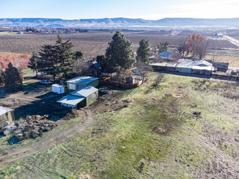 80 Mountainview Rd in Grandview, WA - Building Photo