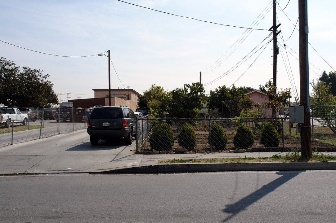 10820 Larch Ave in Inglewood, CA - Building Photo