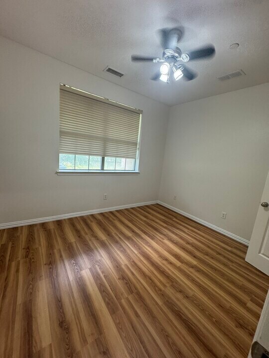 1355 Chase Ln in Irving, TX - Building Photo