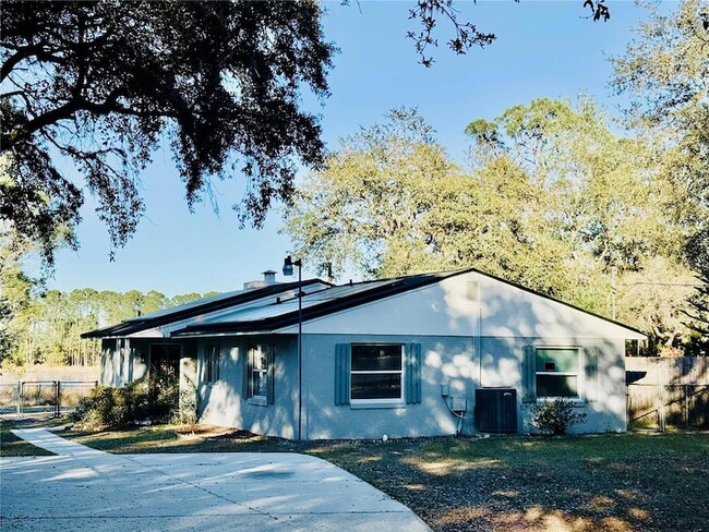 2559 W Lake Dr in DeLand, FL - Building Photo - Building Photo