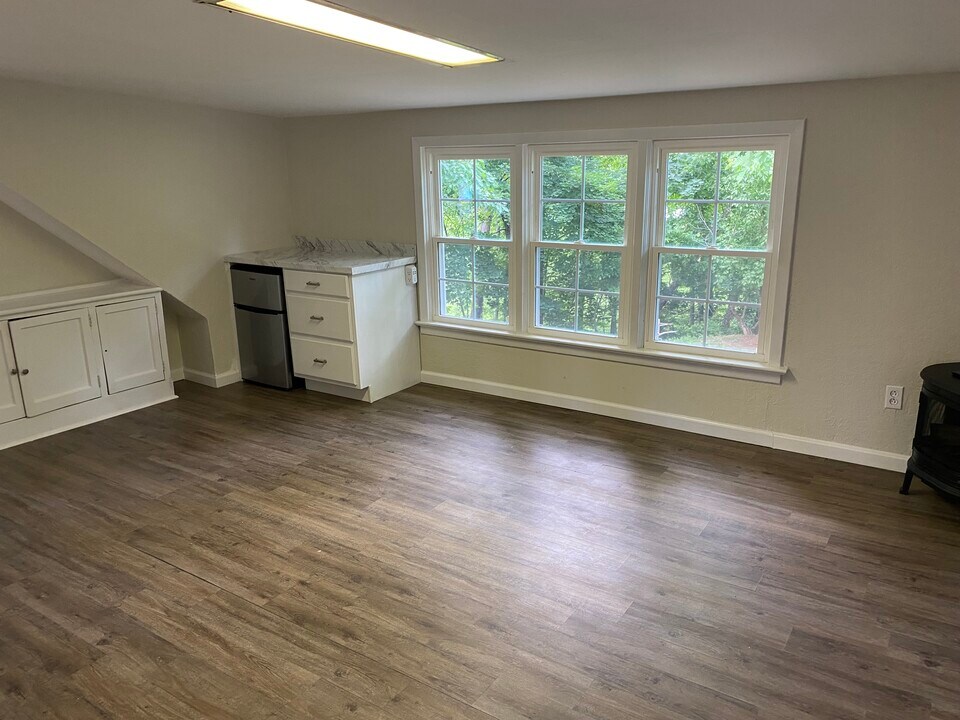 333 Hedgelawn Ave in Hollins, VA - Building Photo