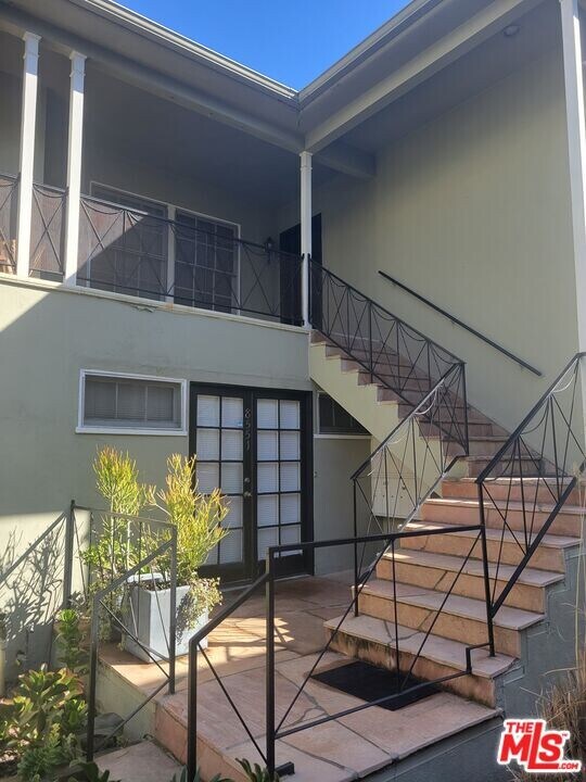 8551 Holloway Dr in West Hollywood, CA - Building Photo