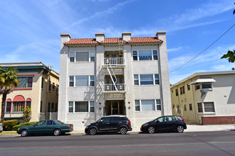 1043 E Broadway in Long Beach, CA - Building Photo - Building Photo