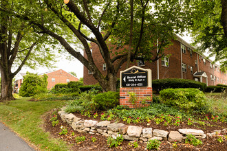 Fox Meadows Apartments in Whitehall, PA - Building Photo - Building Photo