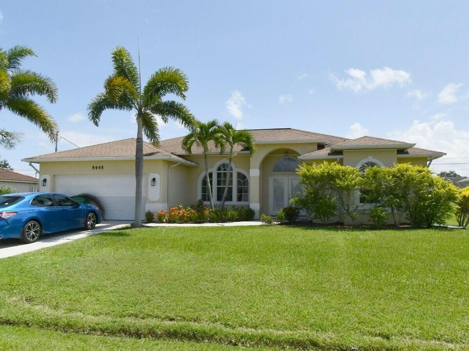 5445 NW Edgewater Ave in Port St. Lucie, FL - Foto de edificio