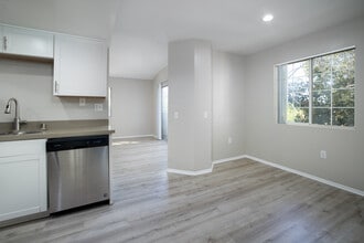 Sunset View in Oceanside, CA - Foto de edificio - Interior Photo