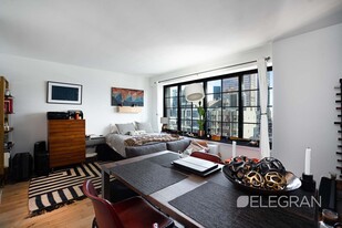27-21 44th Dr in Queens, NY - Building Photo