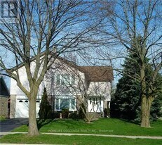 2475 Council Ring Rd in Mississauga, ON - Building Photo