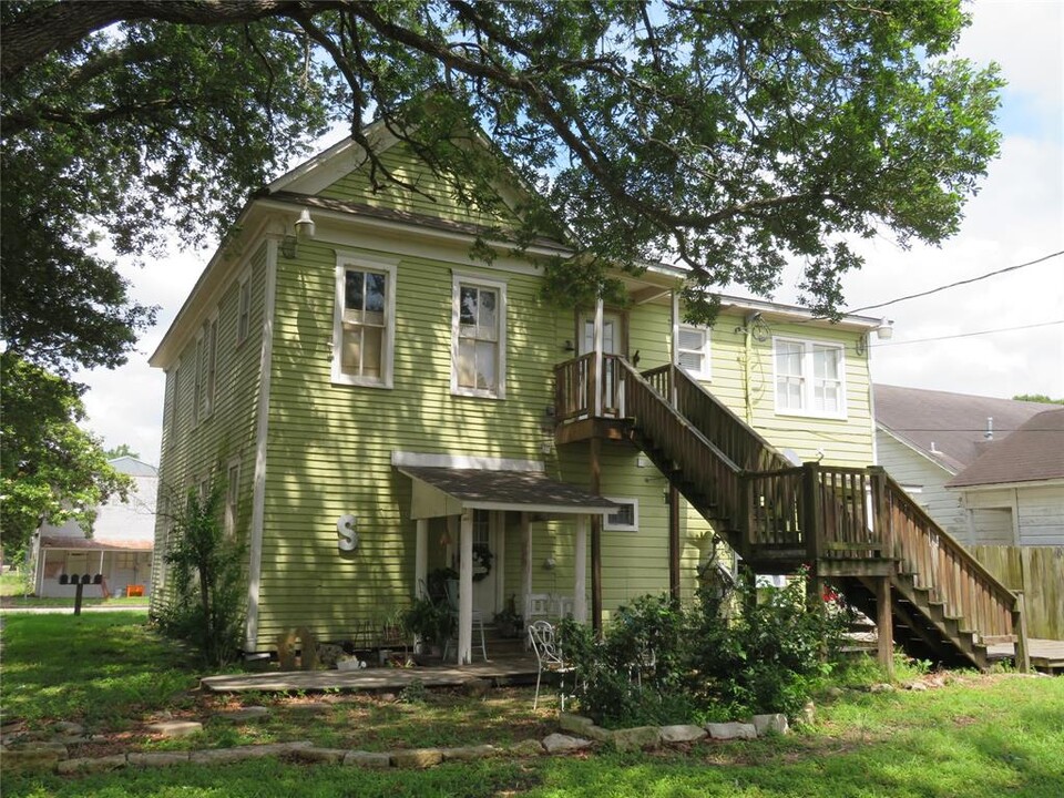 302 S Washington St-Unit -D in El Campo, TX - Building Photo