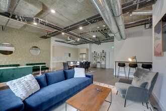 Pine on Gramercy in Los Angeles, CA - Foto de edificio - Building Photo