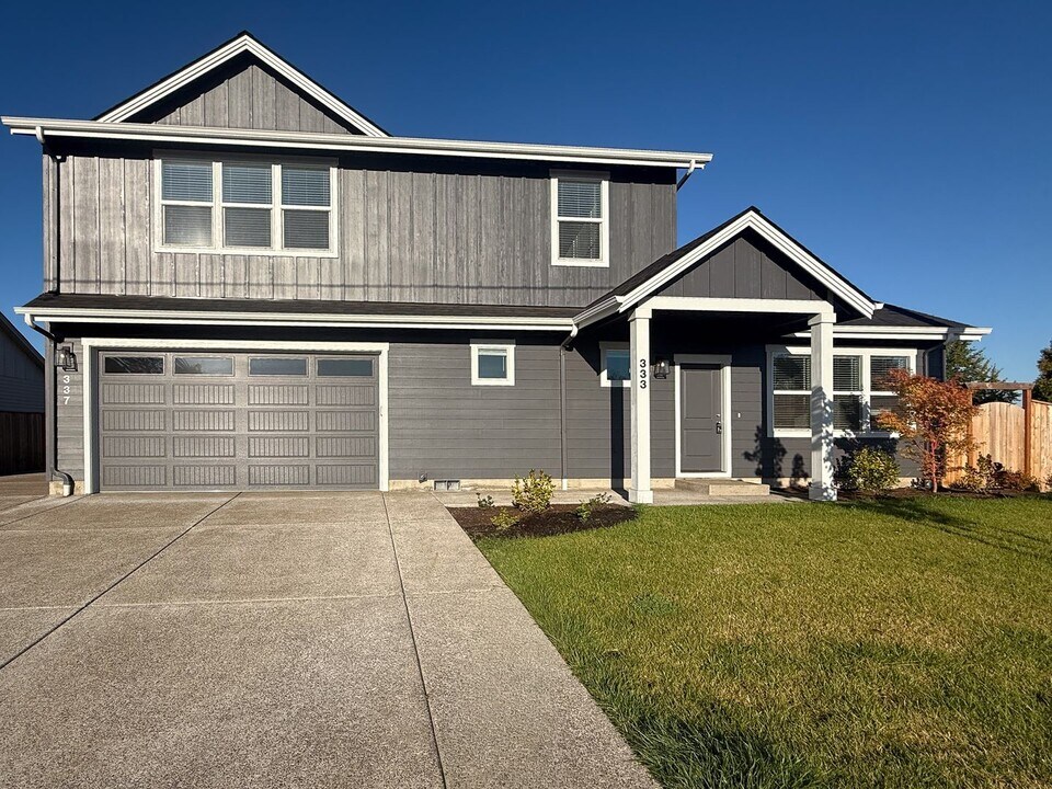 333-337 SE Fir Villa Rd in Dallas, OR - Building Photo