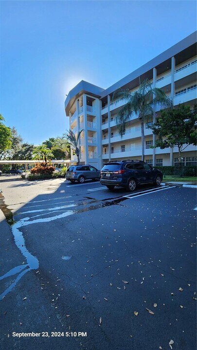 545 Oaks Ln in Pompano Beach, FL - Building Photo