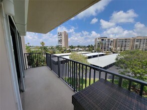 7600 Sun Island Dr S in South Pasadena, FL - Building Photo - Building Photo