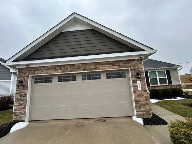 309 Pebble Creek Ct in Amherst, OH - Building Photo - Building Photo