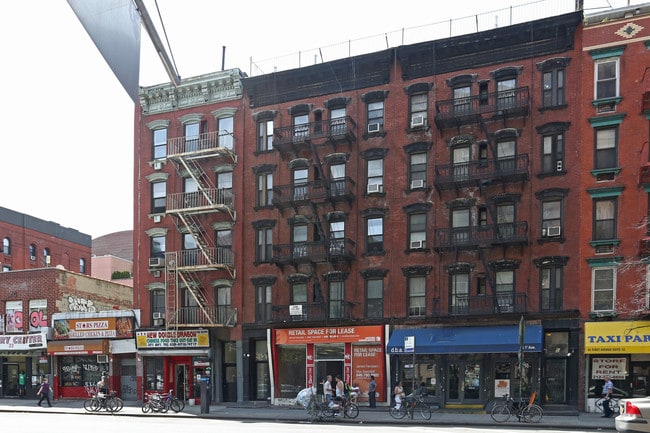 39 First Ave in New York, NY - Foto de edificio - Building Photo