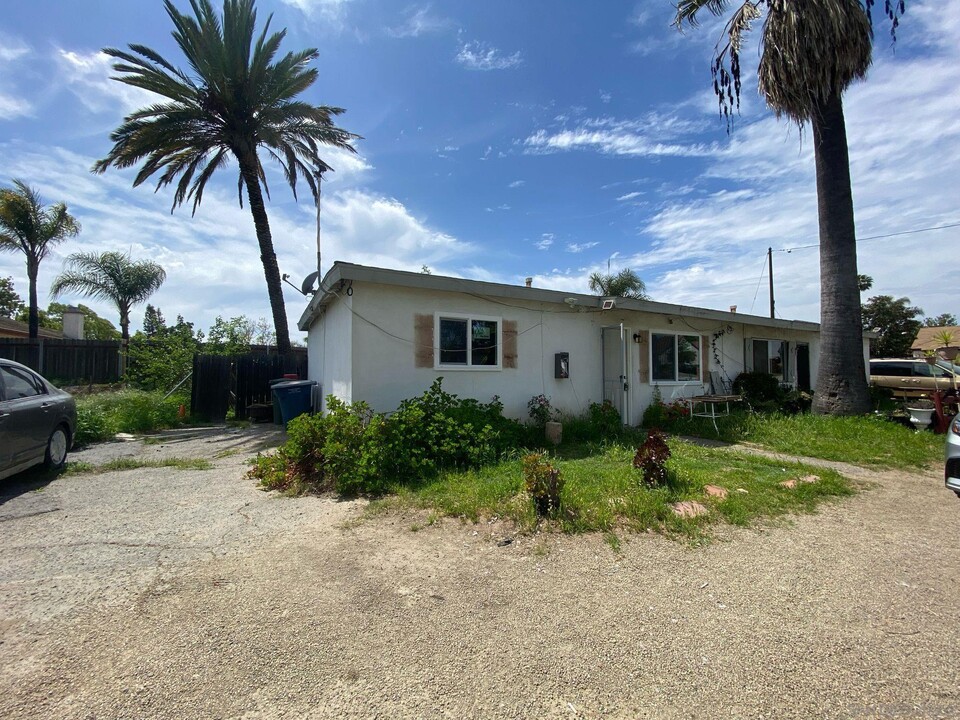 767 Ball Ave in Escondido, CA - Foto de edificio