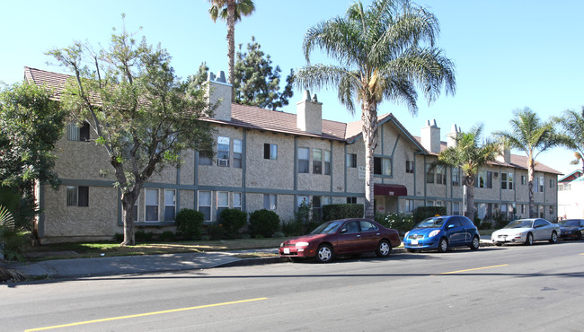 The Fountains in Panorama City, CA - Foto de edificio - Building Photo