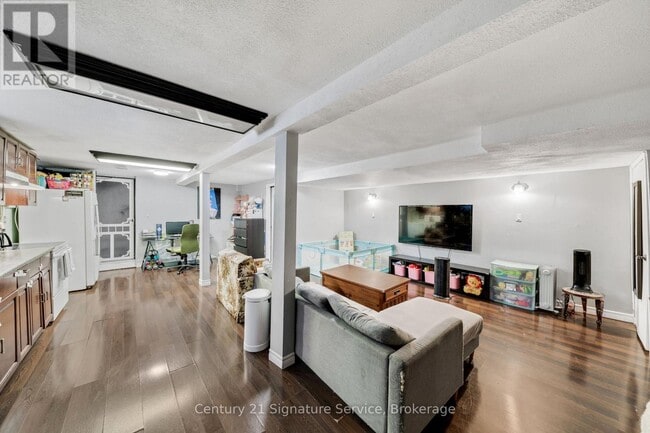 property at 144 Voltarie Cres