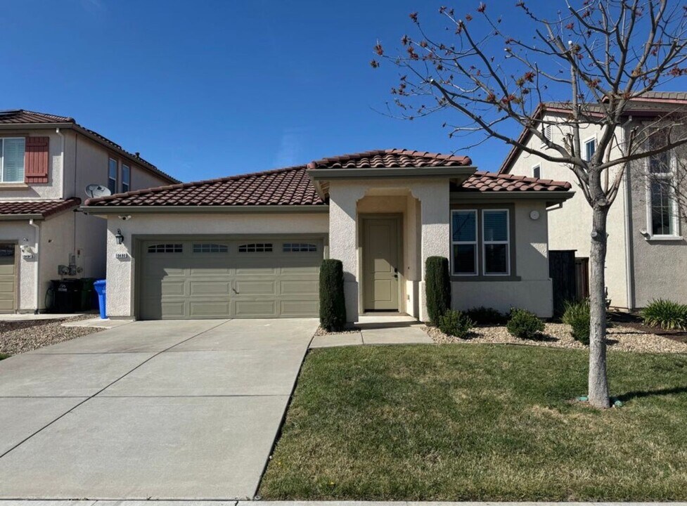 10480 Fossil Way in Elk Grove, CA - Building Photo