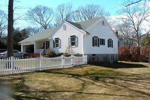 5125 Main Bayview Rd in Southold, NY - Building Photo