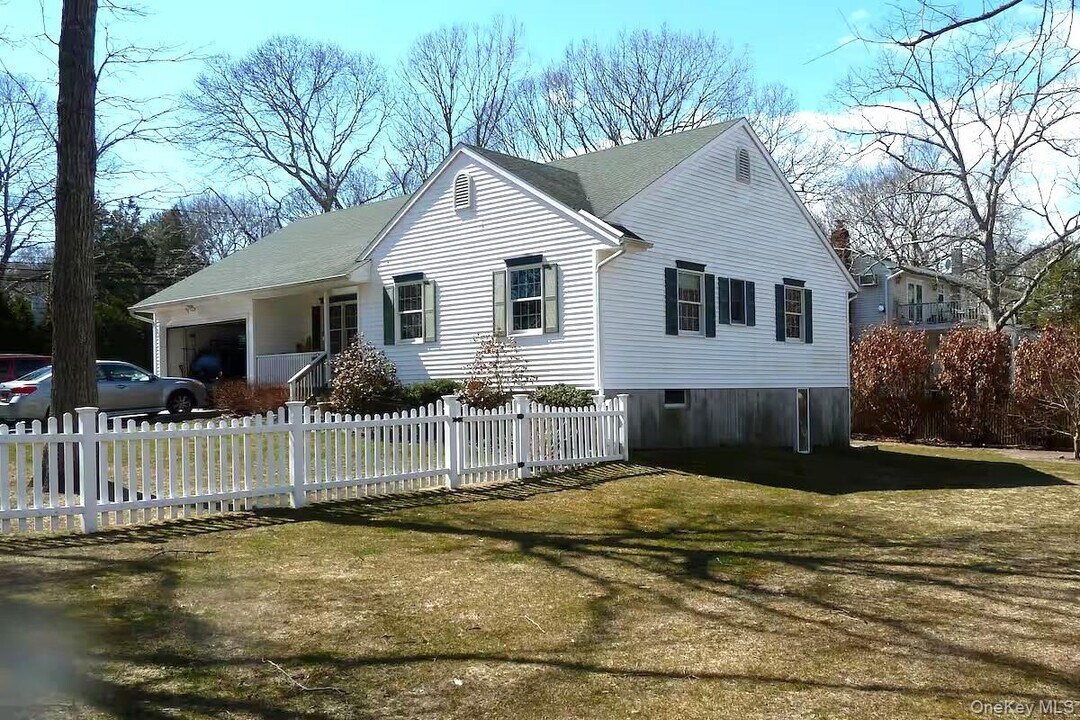 5125 Main Bayview Rd in Southold, NY - Building Photo