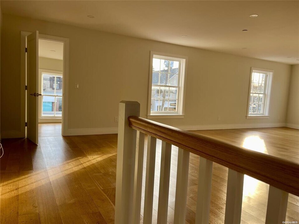 108 South St in Oyster Bay, NY - Building Photo
