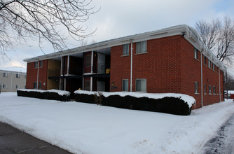 Country Apartments in Farmington, MI - Building Photo - Building Photo