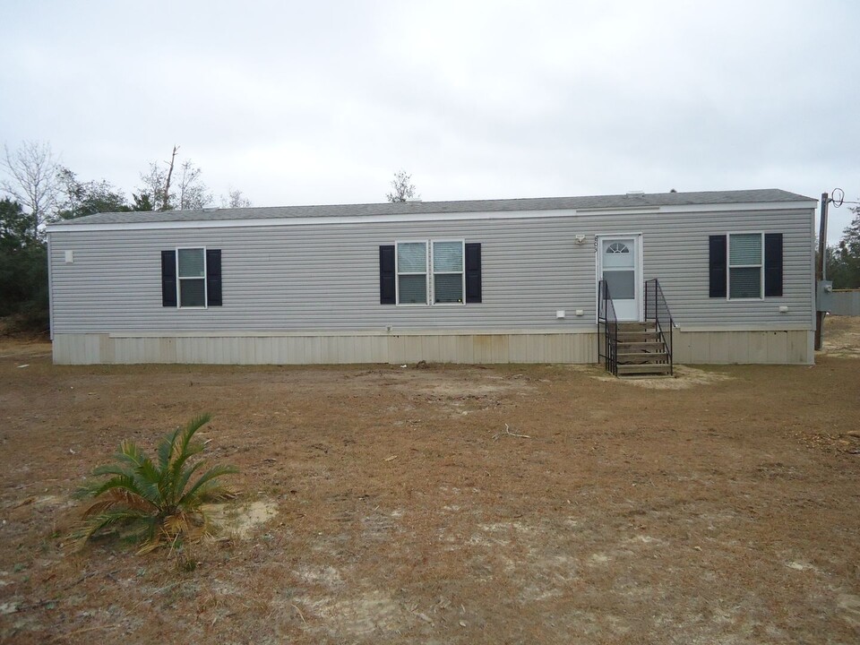 803 Shelby Ave in Alford, FL - Foto de edificio