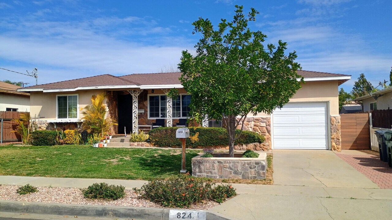 824 Goldenrod St in Escondido, CA - Building Photo