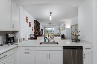 2140 Dragonfruit Wy in Naples, FL - Building Photo