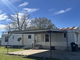 229 Reggie Rd in Duson, LA - Building Photo