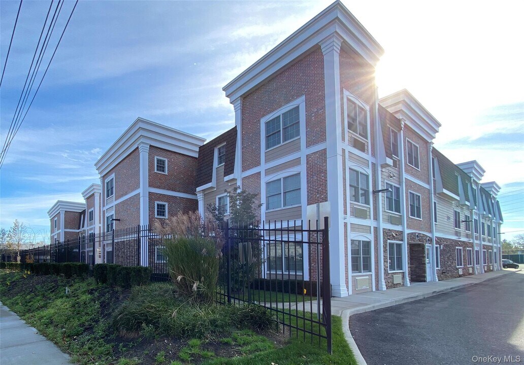 168 Fulton St in Farmingdale, NY - Building Photo