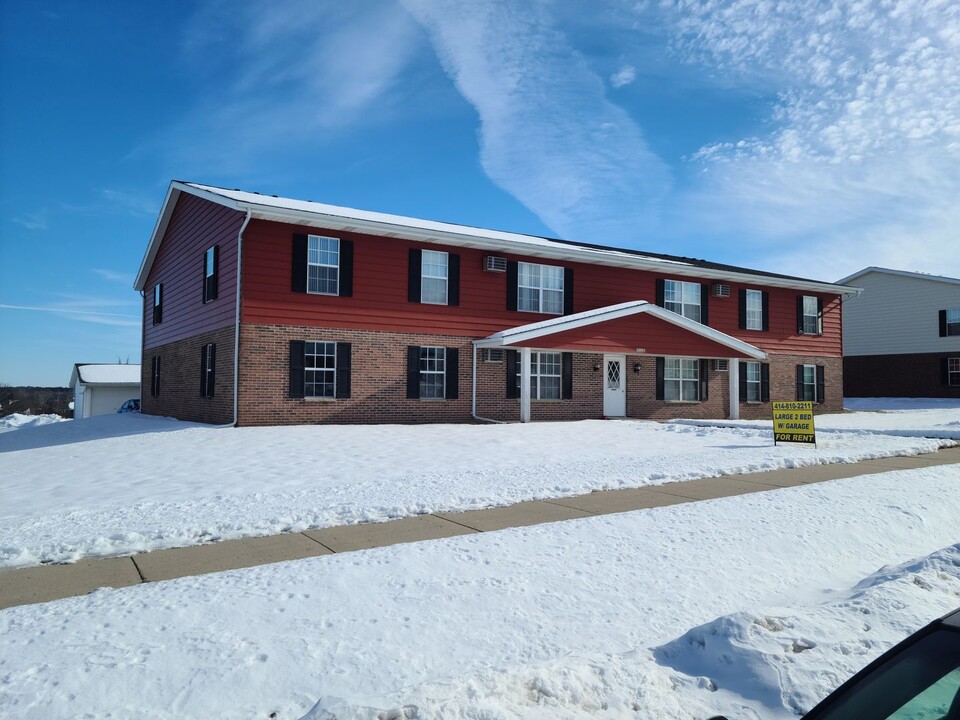 2125 Sylvan Way in West Bend, WI - Building Photo