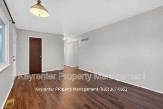 490 Bardot Dr in Florissant, MO - Building Photo - Building Photo