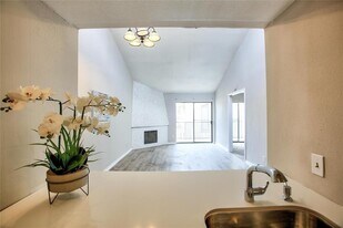 10075 Westpark Dr in Houston, TX - Building Photo