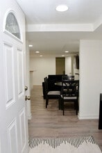 55 Shadow Grove Ln, Unit Sleek Basement Apartment in Holbrook, NY - Foto de edificio - Building Photo