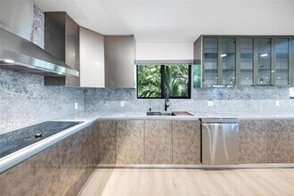 7401 Miami View Dr, Unit C13 in North Bay Village, FL - Building Photo - Building Photo