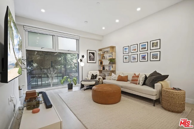 630 W 6th St in Los Angeles, CA - Building Photo - Building Photo