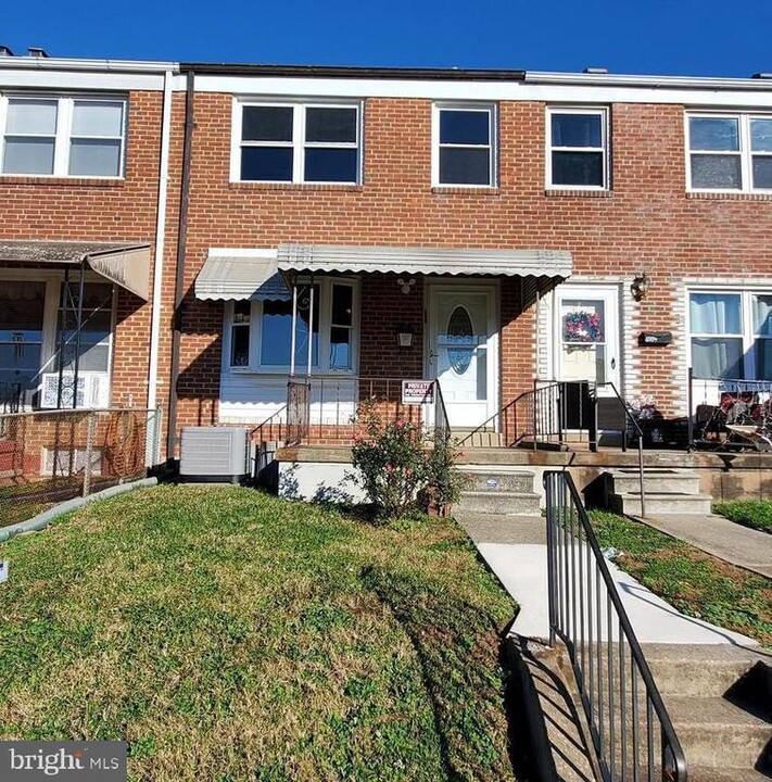 4007 St Augustine Ln in Dundalk, MD - Building Photo
