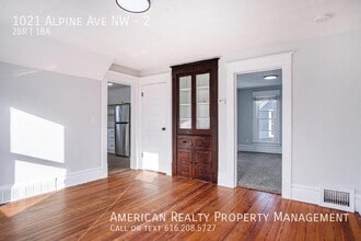 1021 Alpine Ave NW in Grand Rapids, MI - Building Photo - Building Photo