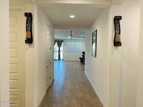 2324 E Ridgewood Ln in Gilbert, AZ - Foto de edificio - Building Photo