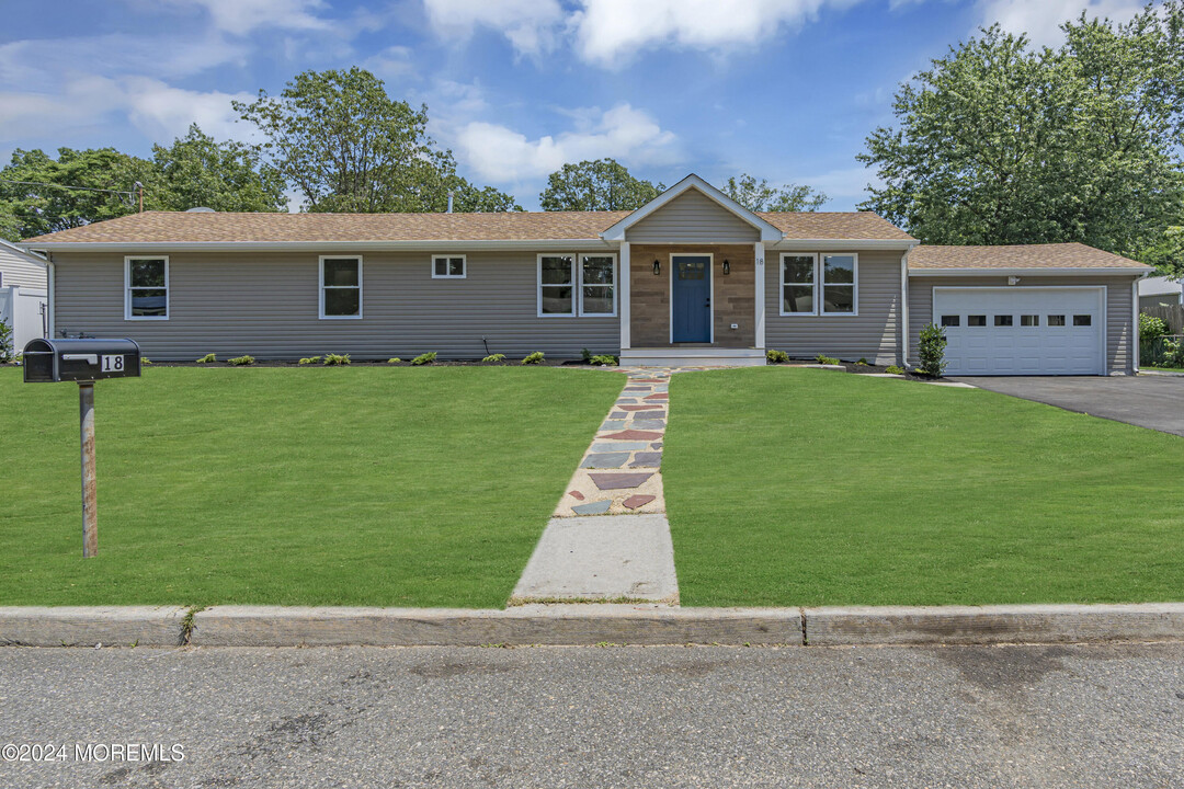 18 Arlyn Dr in Howell, NJ - Building Photo