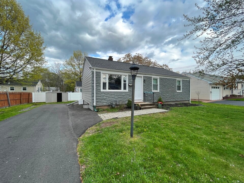 112 Brookside Cir in Wethersfield, CT - Building Photo