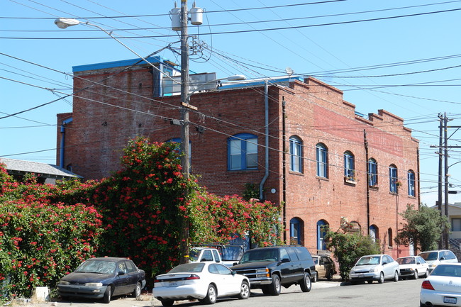 2639 E 9th St in Oakland, CA - Foto de edificio - Building Photo